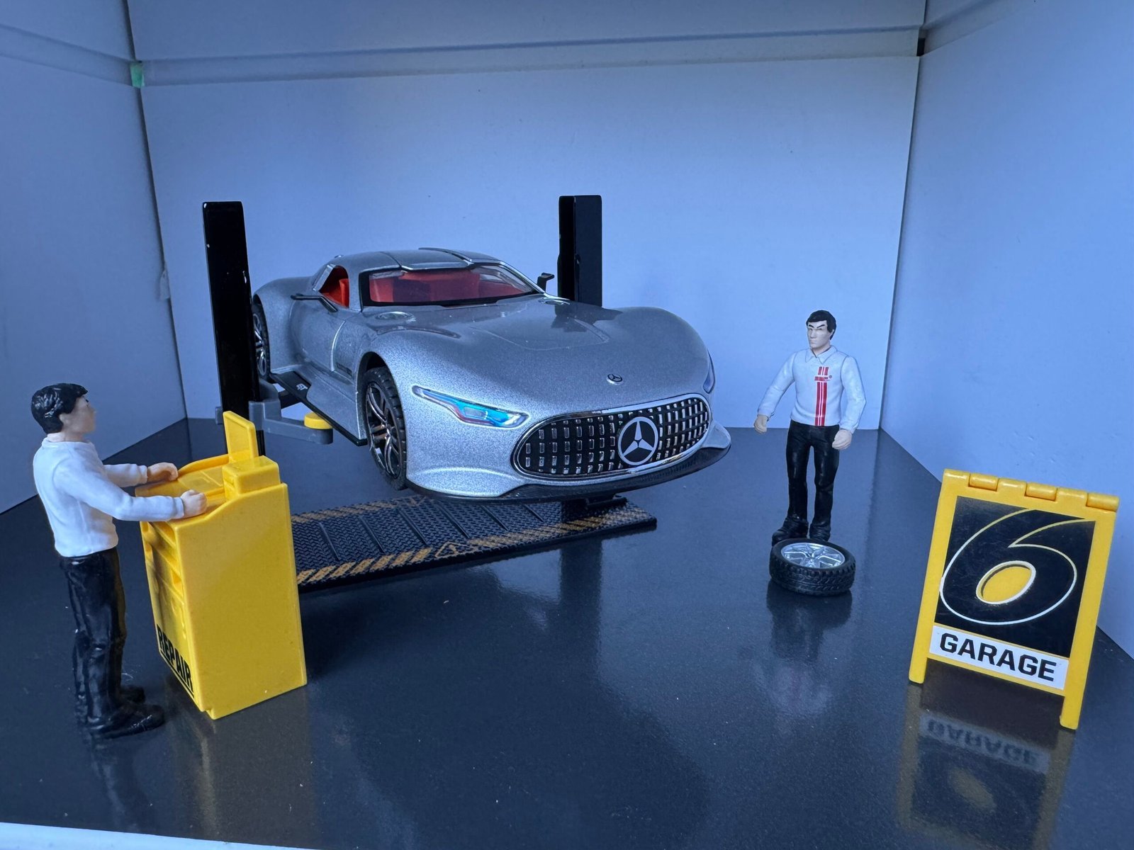 Mercedes Benz GTR 1:24 Scale Diecast Collectible Model - Image 9