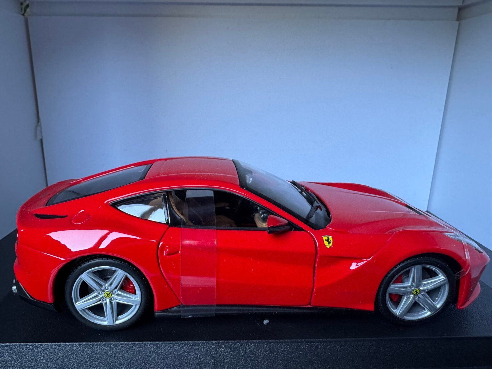 Ferrari F12 Berlinetta 1:24 Scale Diecast Collectible Model - Image 4