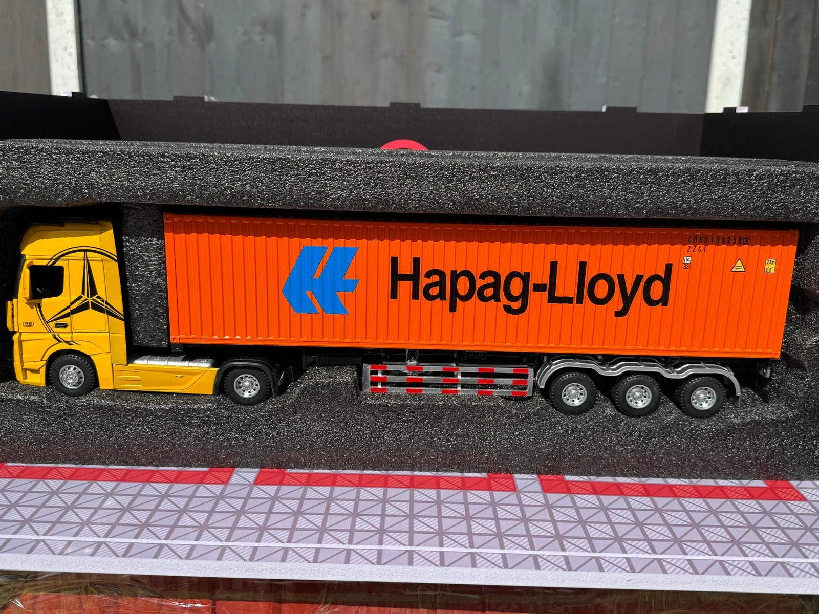 Mercedes Benz Actros Truck 1:24 Scale with Container Diecast Collectible Model - Image 11