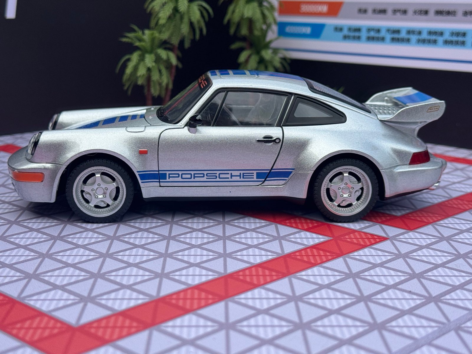 Porsche 911 1:24 Scale Diecast Collectible Model - Image 9
