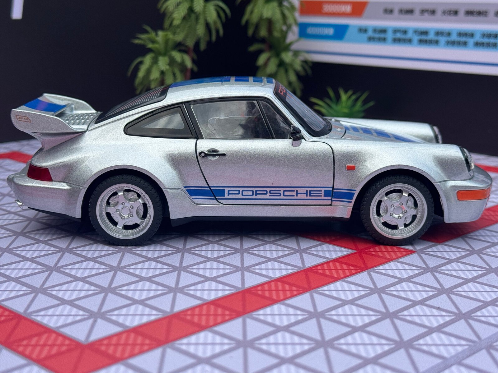 Porsche 911 1:24 Scale Diecast Collectible Model - Image 7
