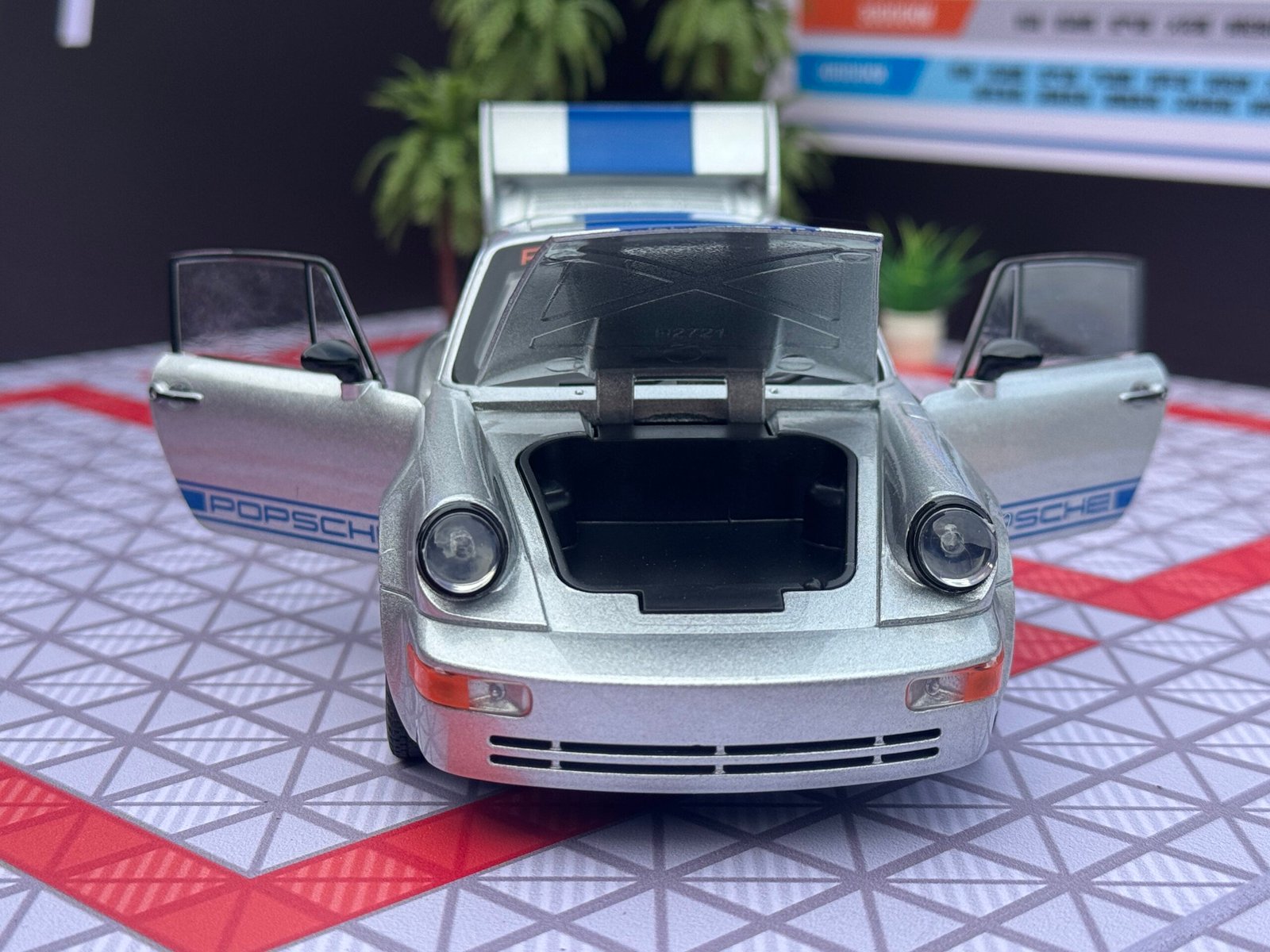 Porsche 911 1:24 Scale Diecast Collectible Model - Image 6