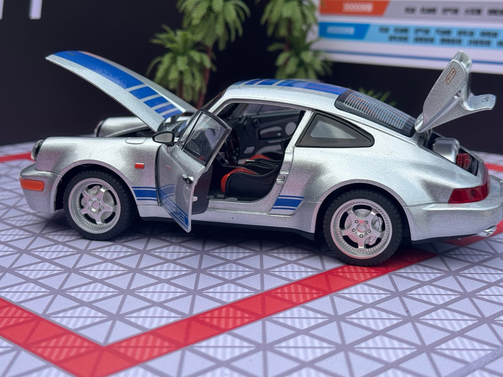Porsche 911 1:24 Scale Diecast Collectible Model - Image 3