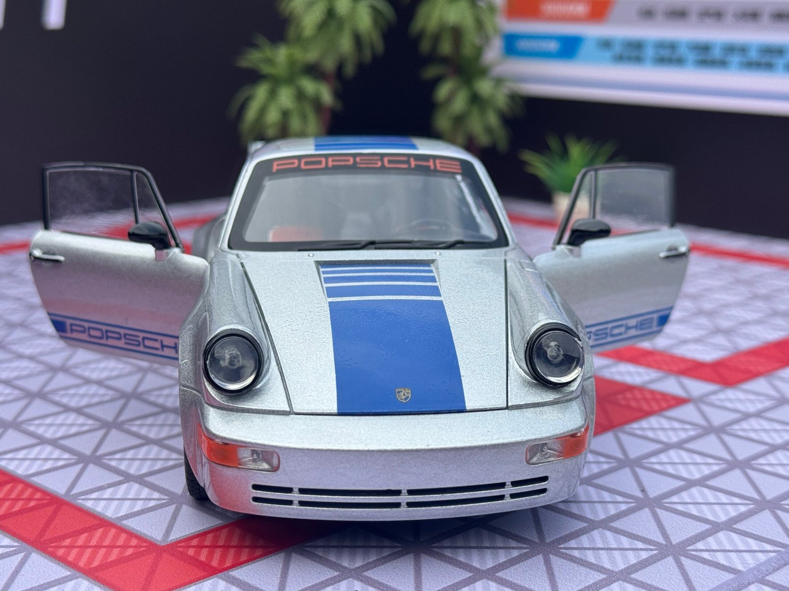 Porsche 911 1:24 Scale Diecast Collectible Model - Image 2