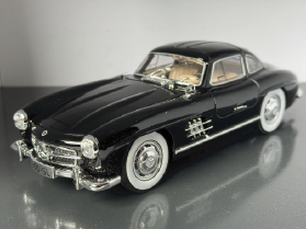 Mercedes Benz 300SL 1:24 Scale Diecast Collectible Model