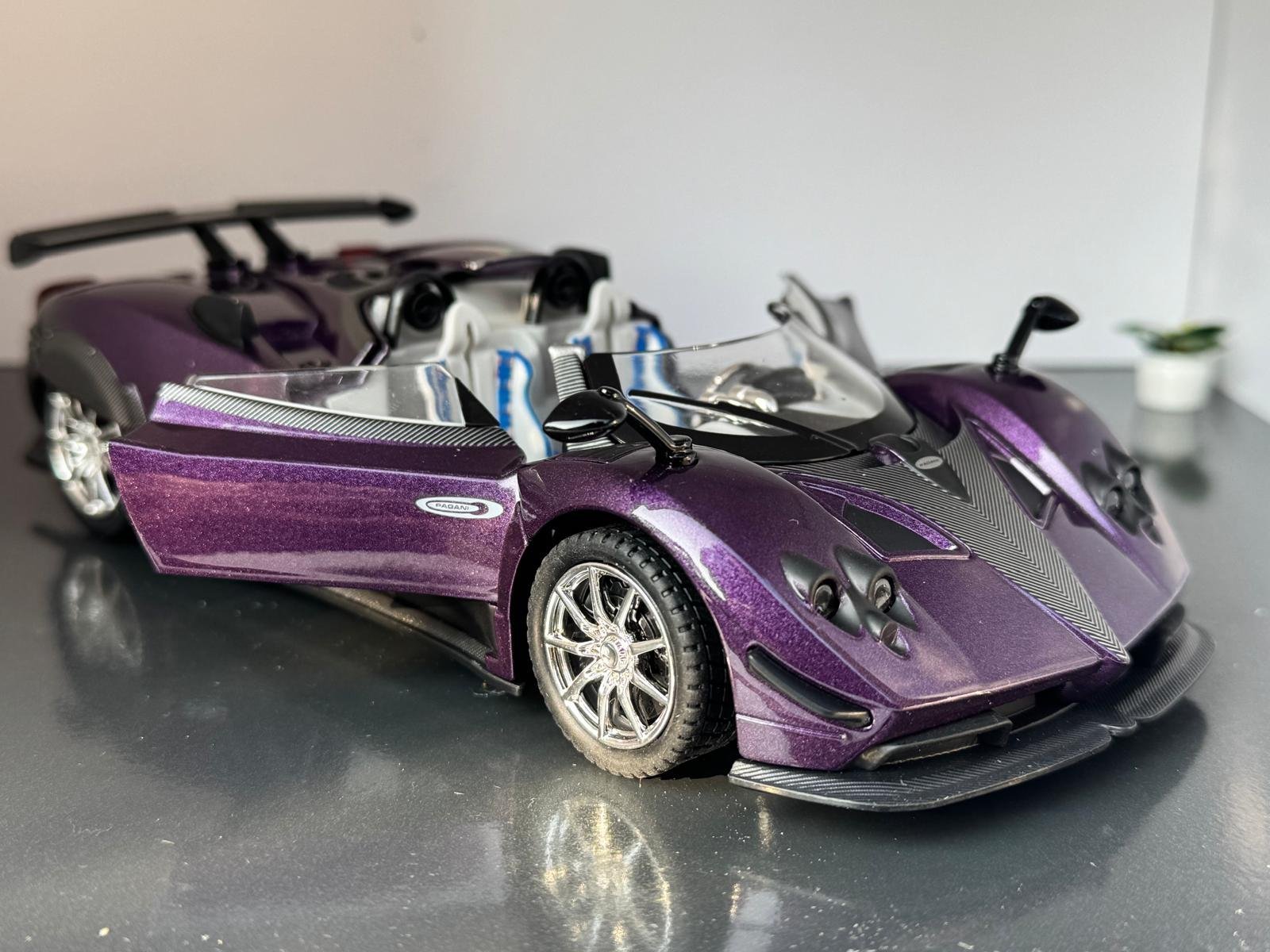Pagani Huayra 1:24 Scale Diecast Collectible Model - Image 3